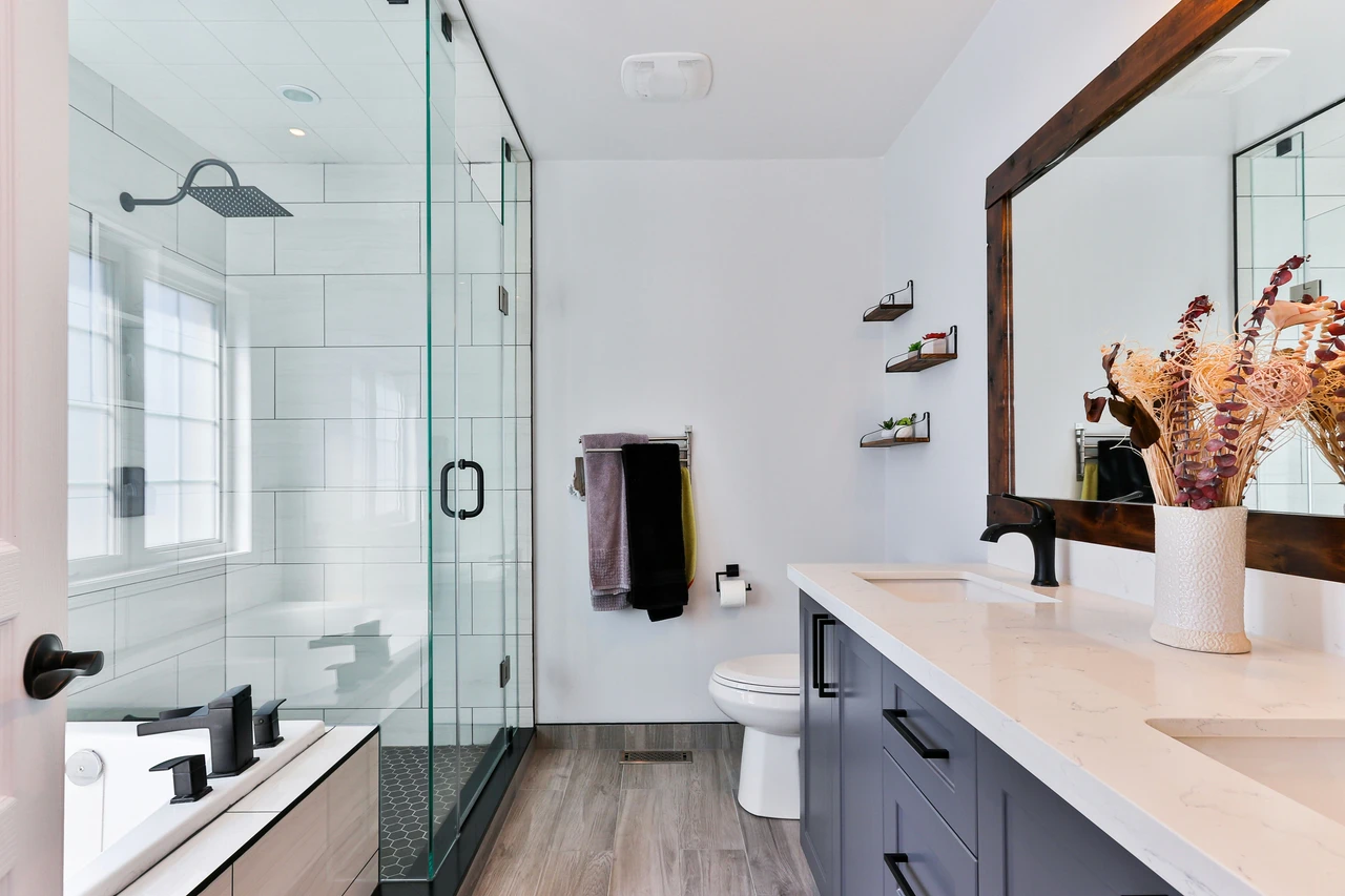 Renoviertes Badezimmer mit Waschbecken