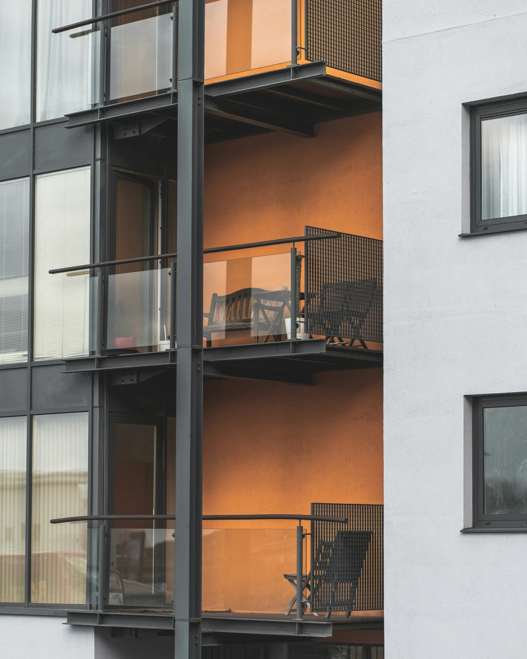 Fenster mit schwarzem Metallrahmen